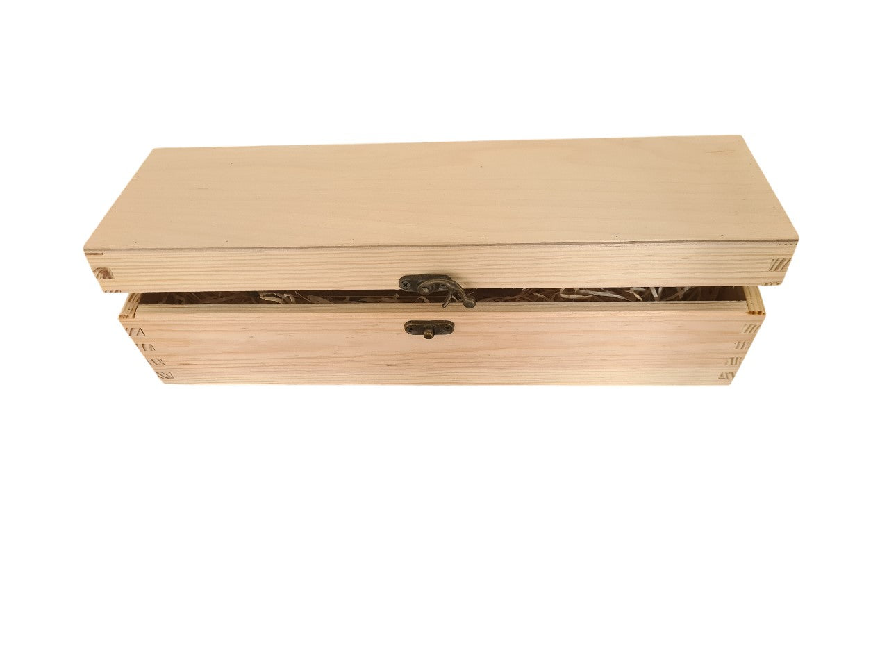 Holzbox mit Klappdeckel und einer Flasche Wein The Red Merlot 2022