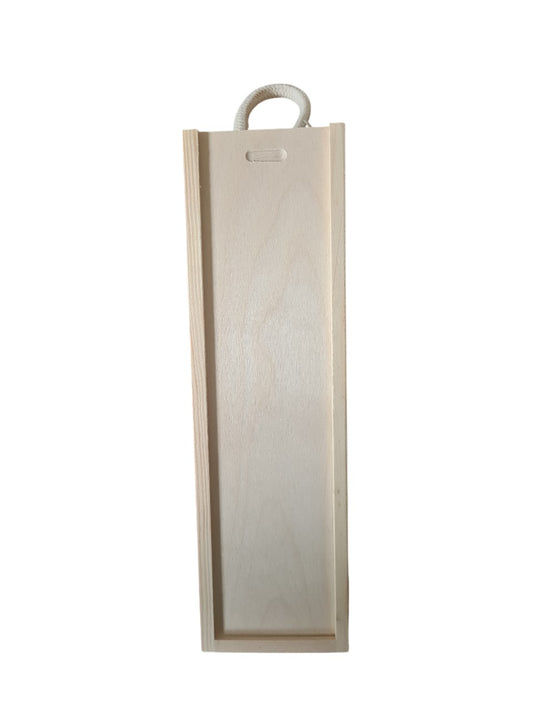 Holzbox mit Schiebedeckel und Tragekordel mit einer Flasche The Red Merlot 2022