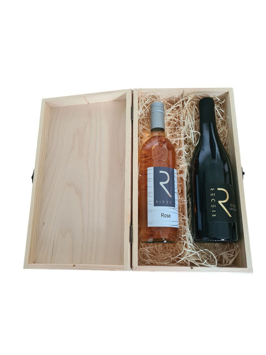 Holzbox mit Verschluss dazu Rosé 2021 und Grüner Veltliner Delicatius 2017