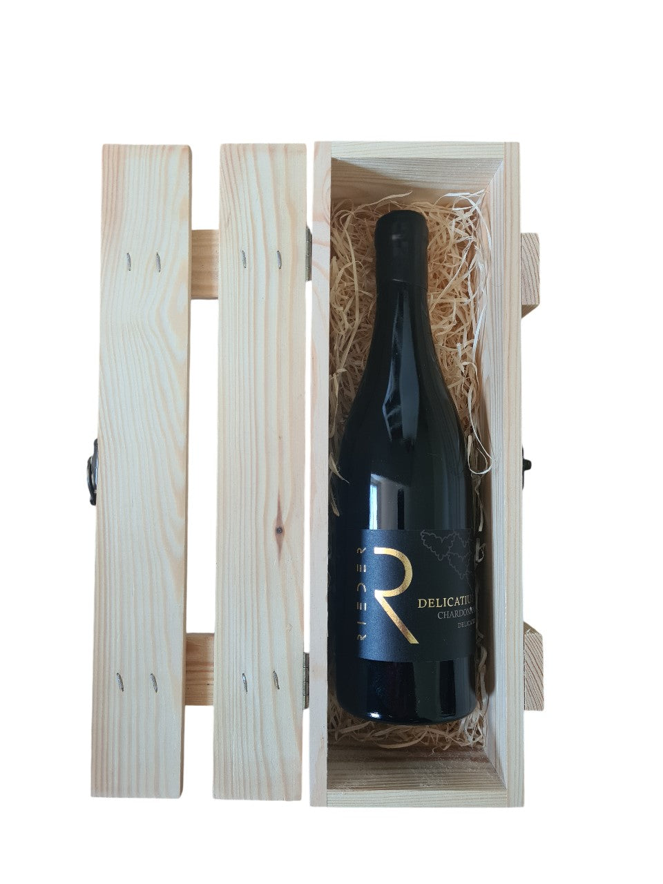 Holzlattenbox mit Verschluss und einer Flasche Chardonnay Delicatius 2021