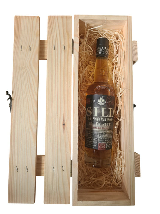 Holzlattenbox mit Verschluss und einer Flasche SILD Jöl en Reek Single Malt Whisky