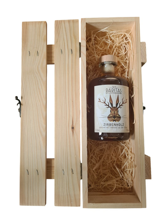 Holzlattenbox mit Verschluss dazu RARITAS Zirbenholzlikör