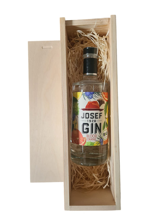 Holzbox mit Tragekordel und BIO JOSEF Gin Blood Orange 0,5 Liter
