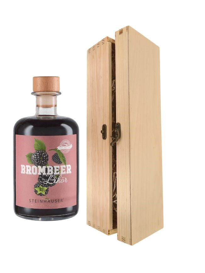 Brombeer Likör in der Apothekerflasche