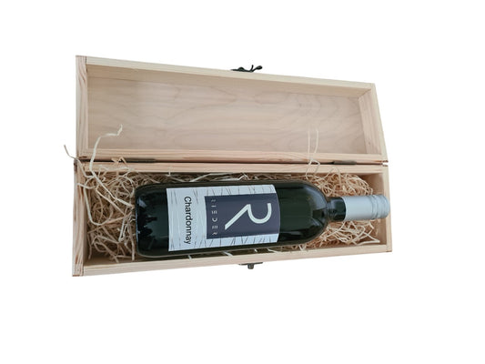 Holzbox mit Klappdeckel und eine Flasche Wein Chardonnay
