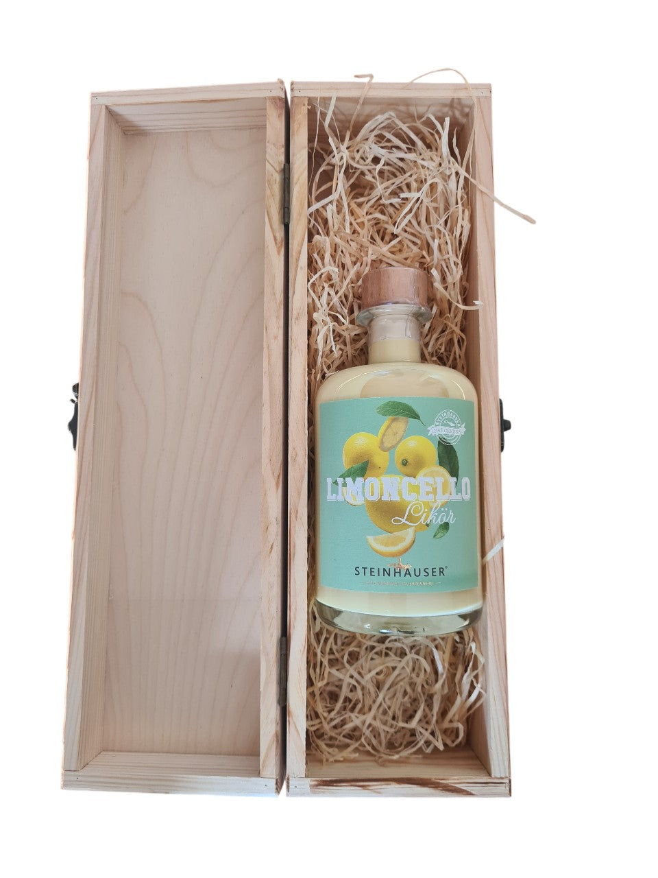 Limoncello in einer Holzbox mit Verschluss