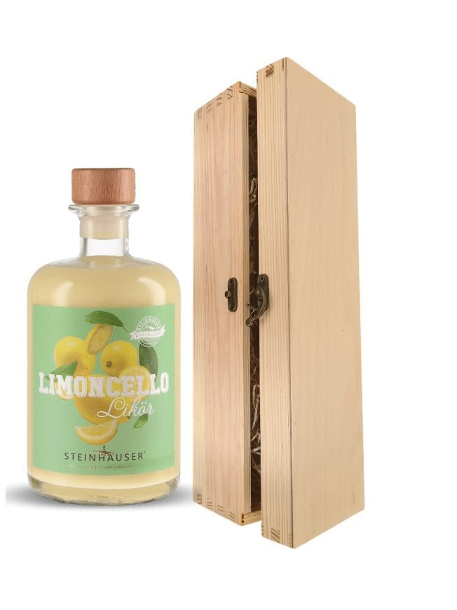 Limoncello in einer Holzbox mit Verschluss