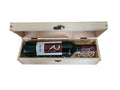 Holzbox mit Klappdeckel und einer Flasche Wein The Red Merlot 2022