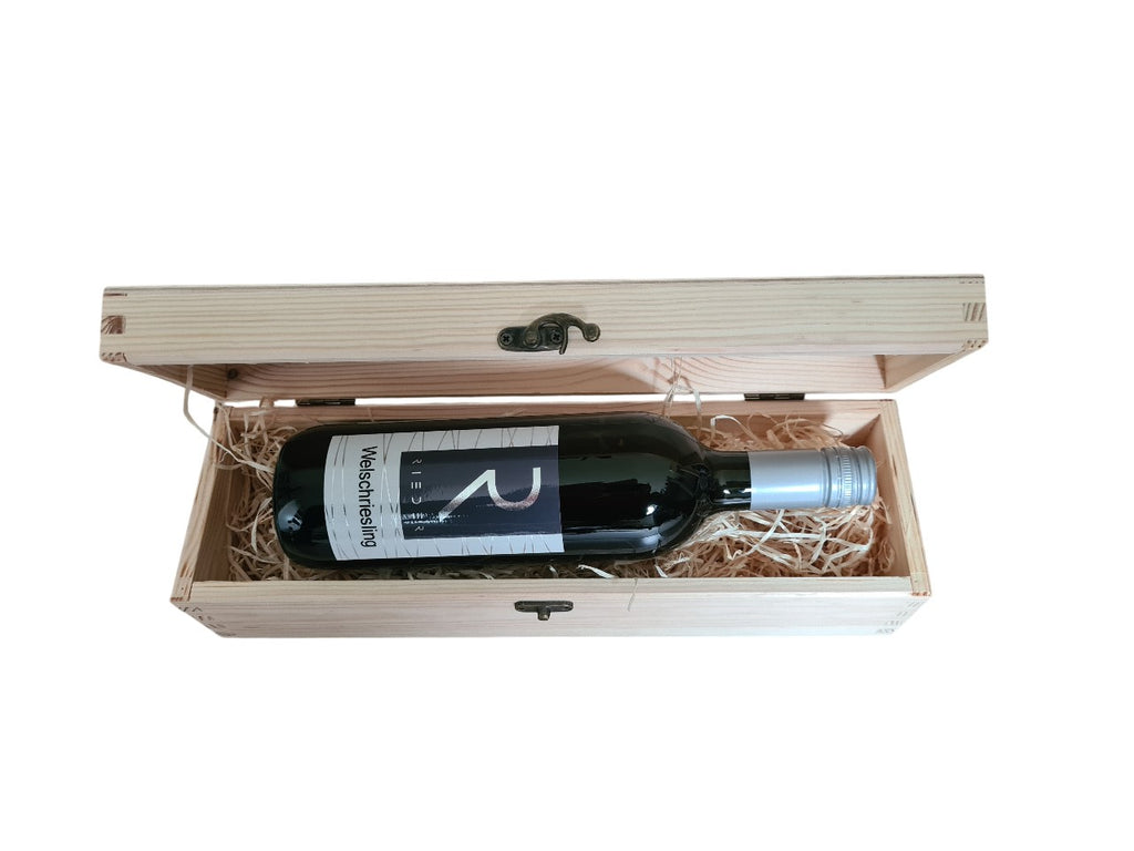 Holzbox mit Klappdeckel und einer Flasche Wein Welschriesling trocken