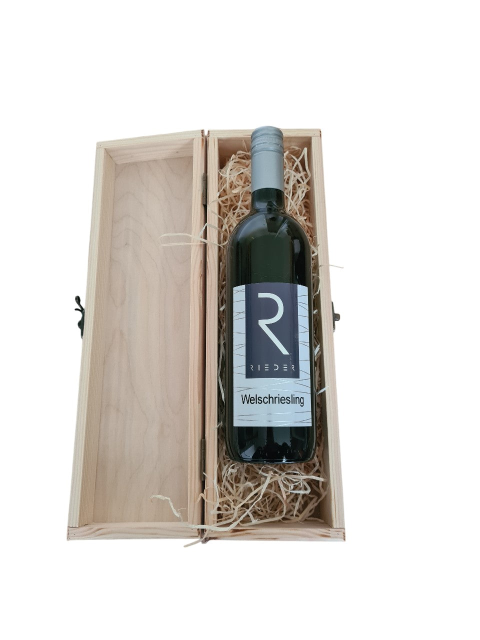 Holzbox mit Klappdeckel und einer Flasche Wein Welschriesling trocken