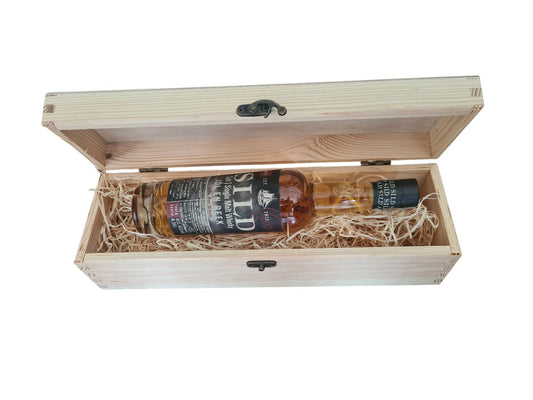Holzbox mit Klappdeckel und einer Flasche SILD Jöl en Reek Single Malt Whisky