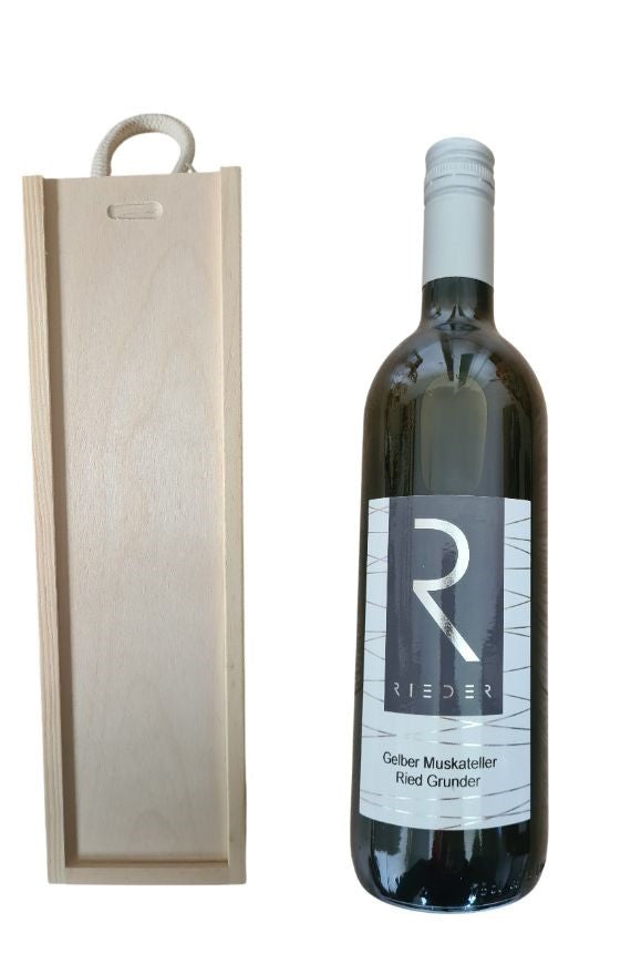 Holzbox mit Tragekordel und Schiebedeckel mit einer Flasche Wein gelber Muskateller