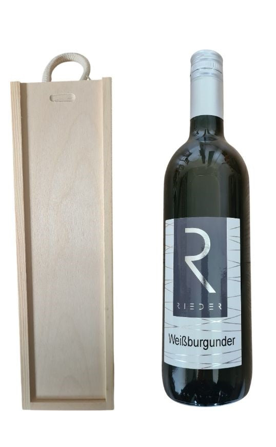 Holzbox mit Tragekordel und Schiebedeckel mit einer Flasche Wein Weißburgunder