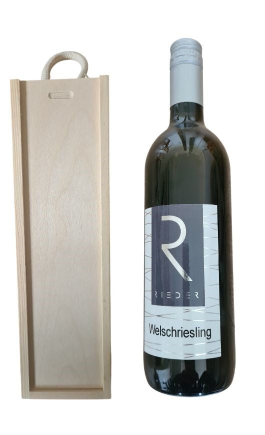 Holzbox mit Tragekordel und Schiebedeckel mit einer Flasche Wein Welschriesling