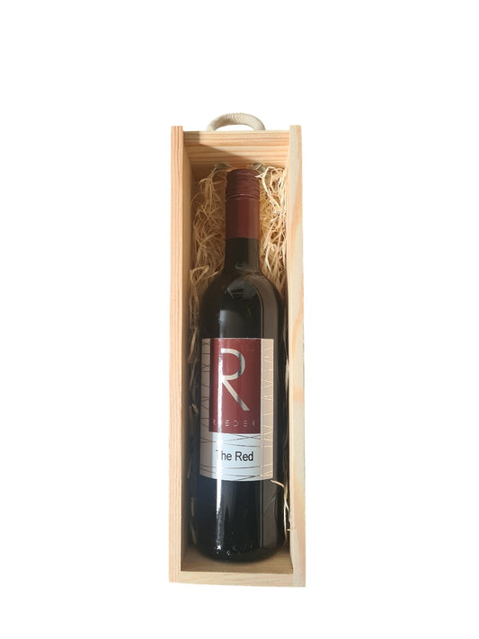 Holzbox mit Schiebedeckel und Tragekordel mit einer Flasche The Red Merlot 2022