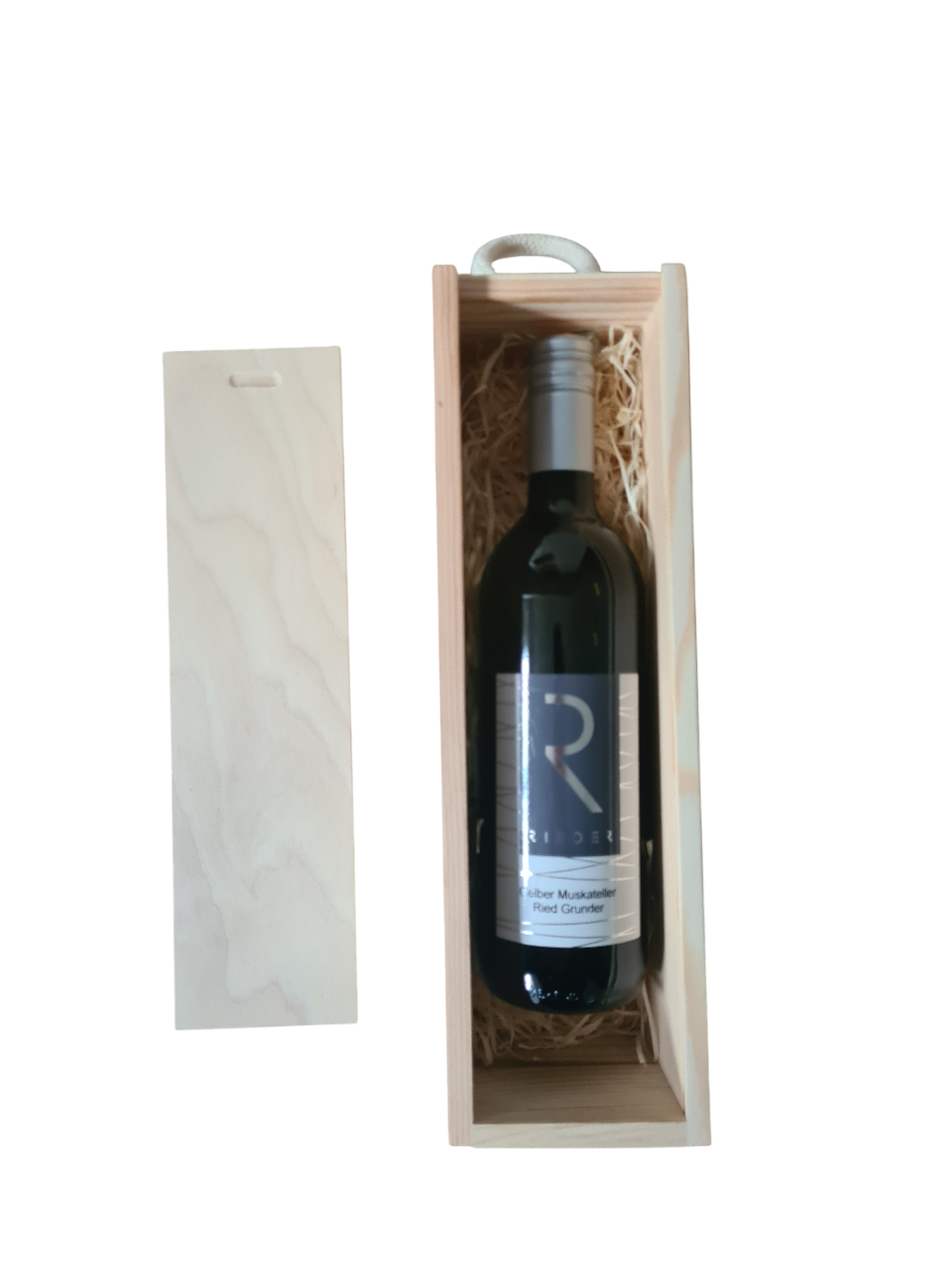 Holzbox mit Tragekordel und Schiebedeckel mit einer Flasche Wein gelber Muskateller