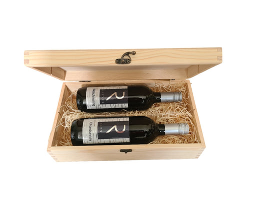 Holzbox mit Verschluss dazu Welschriesling und Chardonnay