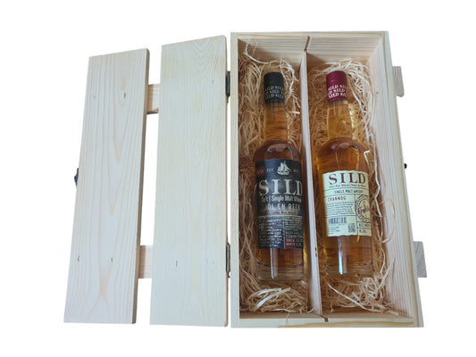 Holzlattenbox mit Verschluss und zwei Flaschen SILD Single Malt Whisky