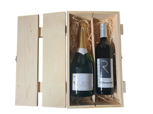 Holzlattenbox mit Verschluss dazu BRUT Sekt und Weißburgunder