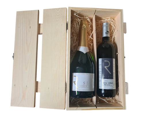 Holzlattenbox mit Verschluss dazu BRUT Sekt und Grüner Veltiner
