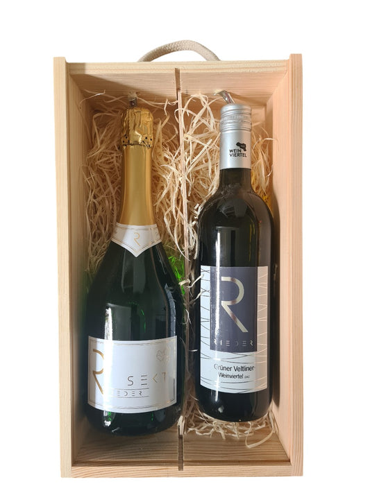 Holzbox mit Tragekordel und Schiebedeckel dazu Grüner Veltiner und BRUT Sekt