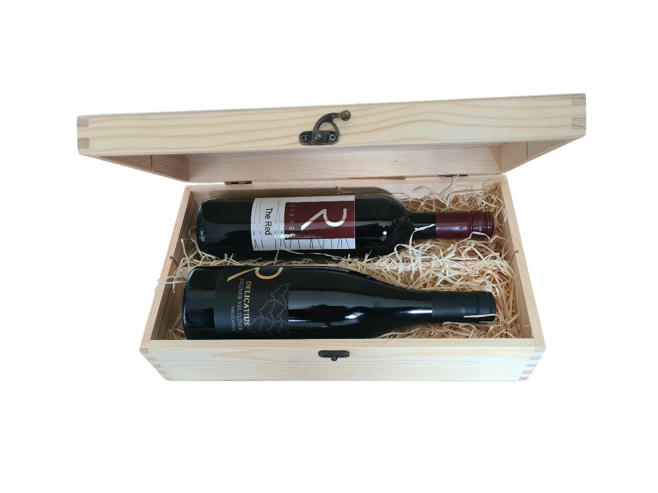 Holzbox mit Verschluss dazu The Red Merlot 2022 und Grüner Veltliner Delicatius 2017