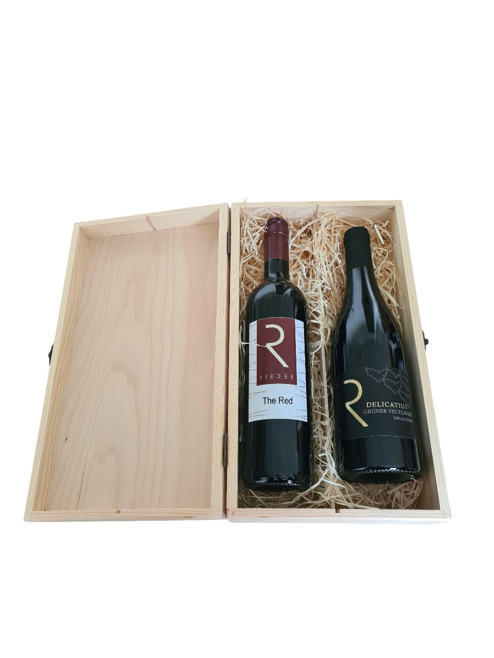 Holzbox mit Verschluss dazu The Red Merlot 2022 und Grüner Veltliner Delicatius 2017