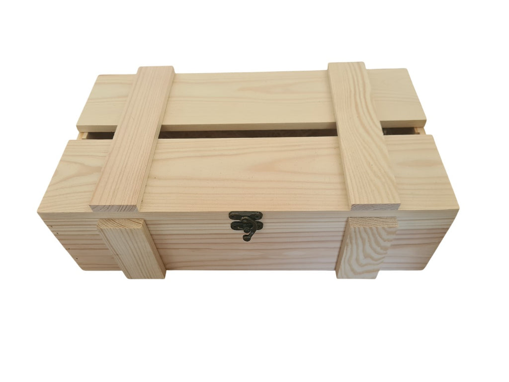 Holzlattenbox mit Verschluss dazu Welschriesling und Grüner Veltiner