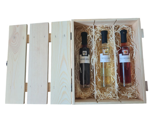 Holzlattenbox mit Verschluss und 3 Likören. Waldhimbeerer, Heildebeere und Williams