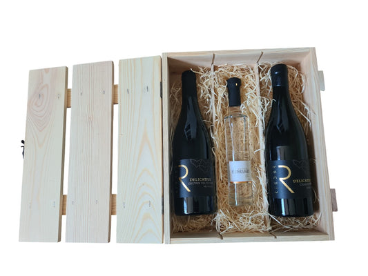 Holzlattenbox mit Verschluss 2 Weinen Delicatius und einen Blutorangengeist.