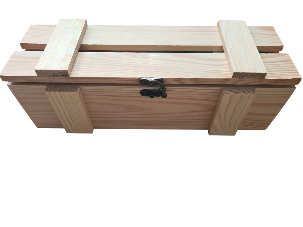 Holzlattenbox mit Verschluss und einer Flasche Chardonnay Delicatius 2021